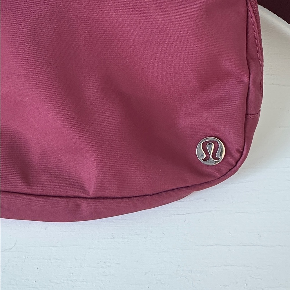Lululemon Everywhere Adjustable Strap Belt Bag Burgundy Travel Vacation - Picture 4 of 12